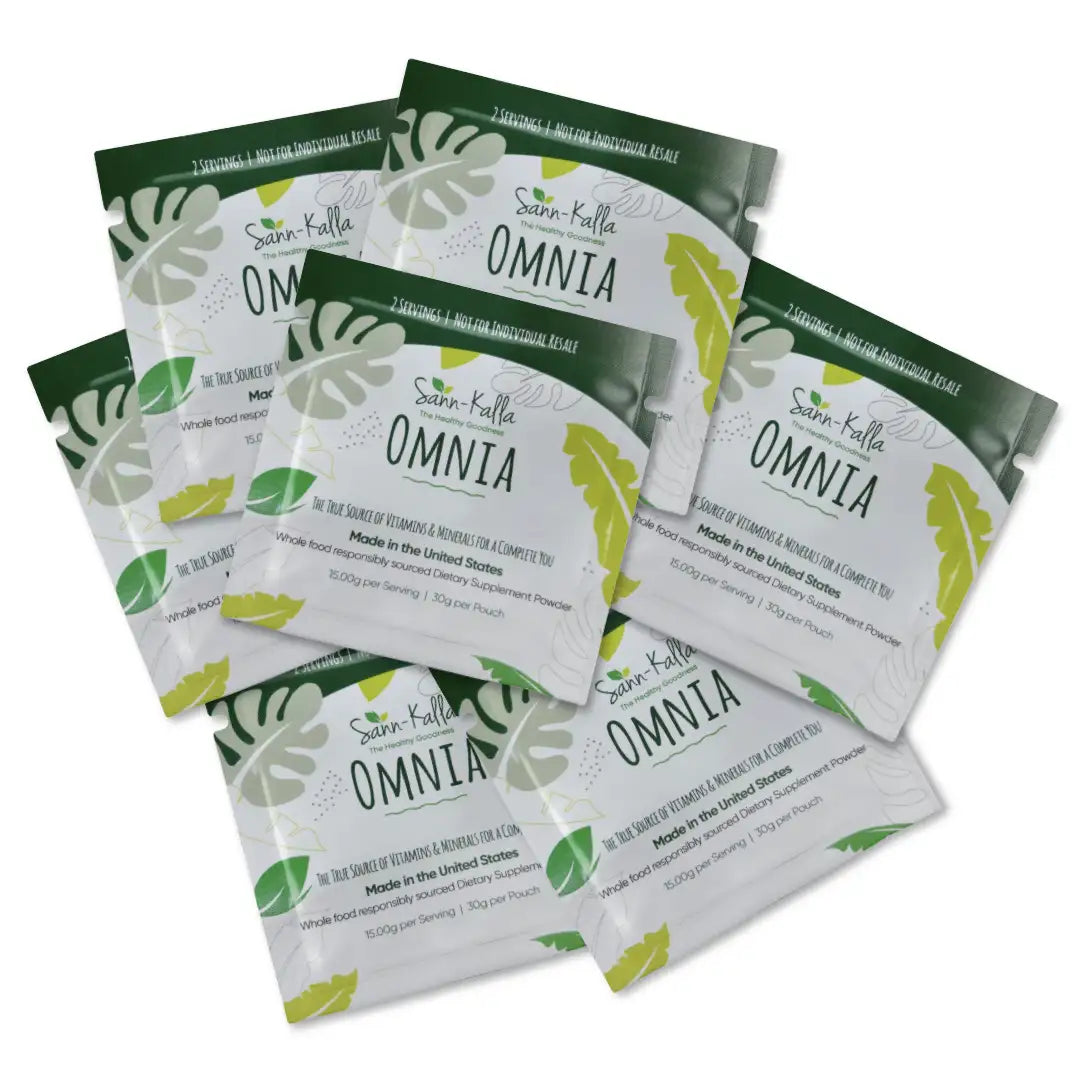 Sann-Källa Omnia Greens Drink Mix superfood sample packs in single-serve sachets, a daily greens powder with 77+ vitamins, minerals, botanicals, and antioxidants formulated to support everyday nutrition, digestive comfort, energy balance, and overall wellness.